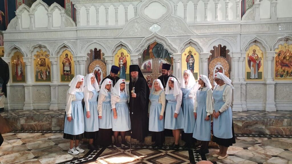 Епископ Армавирский и Лабинский Василий освятил форму сестер милосердия