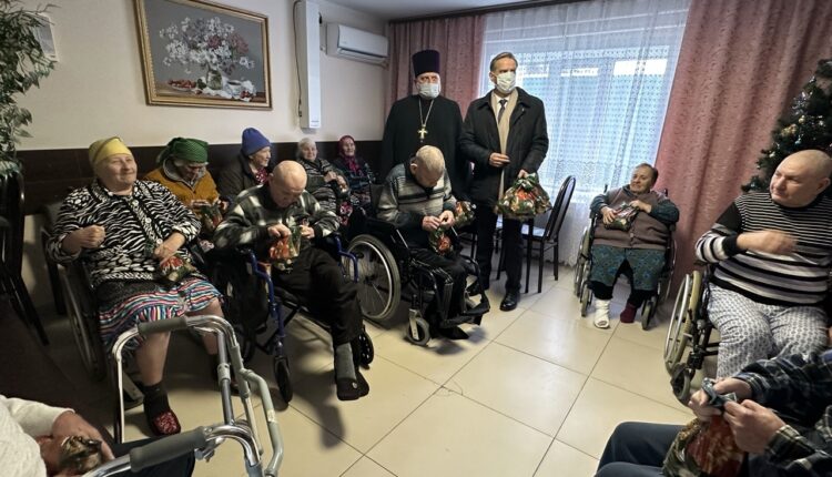 Благочинный Мостовского округа и заместитель главы района посетили пациентов Мостовской ЦРБ и дома-интерната для престарелых и инвалидов